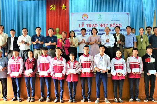 Trao 303 suất học bổng SEEDS cho học sinh nghèo vượt khó