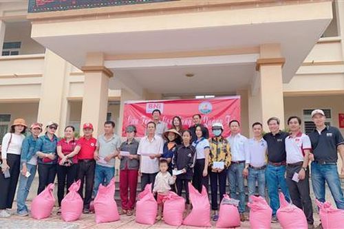 Hội Doanh nghiệp trẻ hỗ trợ người dân vùng lũ lụt ở Cam Hiếu và Cam Thủy