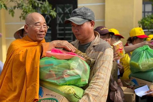 Hệ phái Khất sĩ : Hơn 2 tỷ đồng hướng về miền Trung