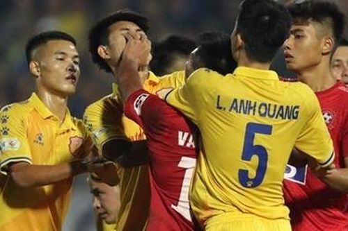 Tấn công cầu thủ đối phương, trung vệ U22 Việt Nam bị treo giò
