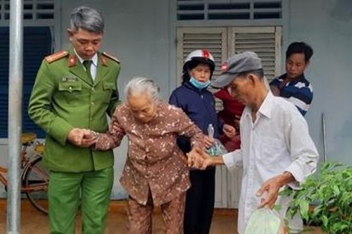 Hối hả giúp người dân di dời tránh bão số 9