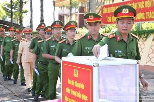 Công an Gia Lai quyên góp ủng hộ đồng bào miền Trung