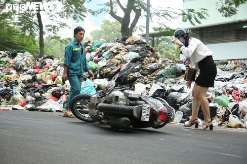 Nước thải từ 'núi rác' Hà Nội chảy lênh láng, người đi đường ngã sõng soài