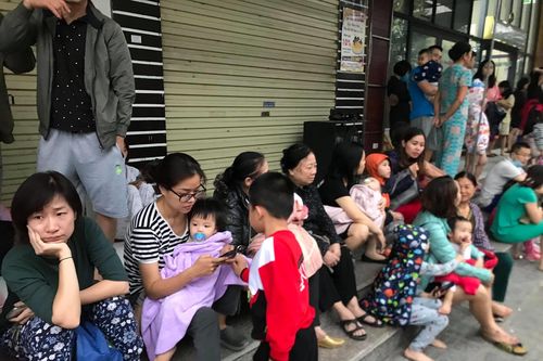 Chung cư ở Hà Nội bốc cháy lúc sáng sớm, cư dân ôm con chạy tán loạn