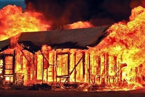 Yên Bái: Say rượu, tự đốt nhà mình khiến hàng xóm tử vong