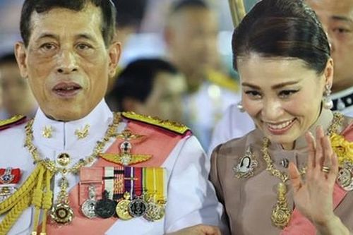 Vì sao Vua Thái Lan cùng thê thiếp sống lâu dài ở Đức mà vắng mặt tại quê nhà?