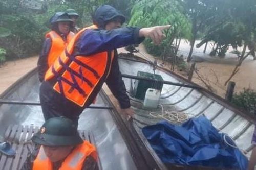 Quảng Bình: Xúc động hình ảnh cán bộ, chiến sĩ trèo đèo, lội suối ứng cứu đồng bào dân tộc Vân Kiều