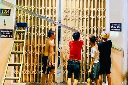 Người dân Đà Nẵng chằng néo nhà cửa đón bão số 9 trong đêm