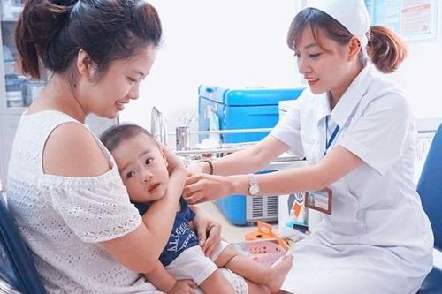 Theo dõi phản ứng sau tiêm chủng để phòng biến chứng nặng