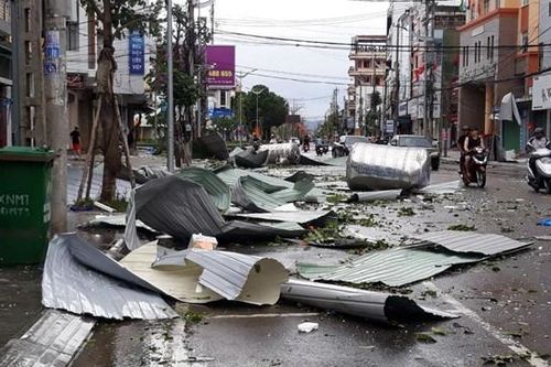 Bão số 9 suy yếu thành áp thấp nhiệt đới, miền Trung tiếp tục mưa to