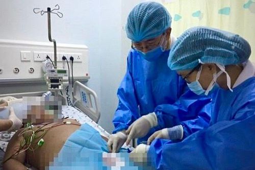 Bé trai nguy kịch vì ngạt nước khi đi bơi