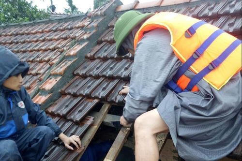 Cán bộ xã ở Quảng Bình giải cứu cụ ông 80 tuổi mắc kẹt trong nhà