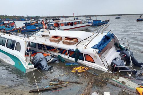 Bão số 9 giật sập nhà, đánh chìm tàu ở đảo Lý Sơn