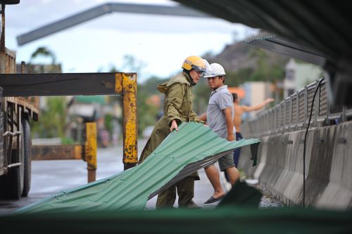 2 giờ 'giải cứu' quốc lộ 1 vì mái tôn bay khắp đường