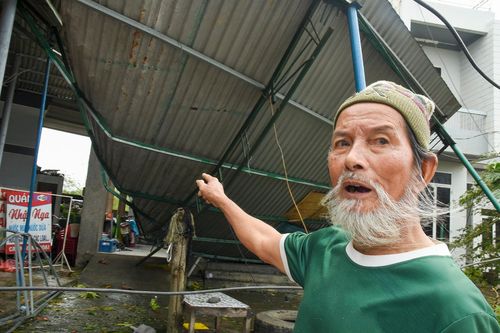 Mái tôn vương vãi khắp nơi sau bão số 9