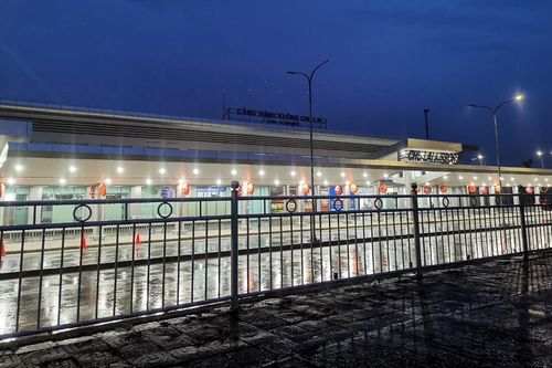Sân bay Chu Lai tốc mái sau bão số 9