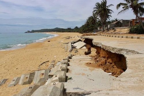 Sóng cao 7,5 - 9,5m đe dọa an toàn đê biển miền Trung