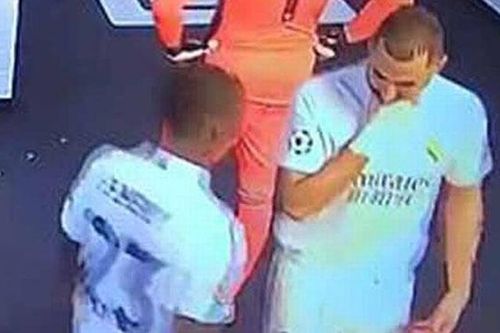Benzema bị phát hiện nói với đồng đội không chuyền bóng cho Vinicius