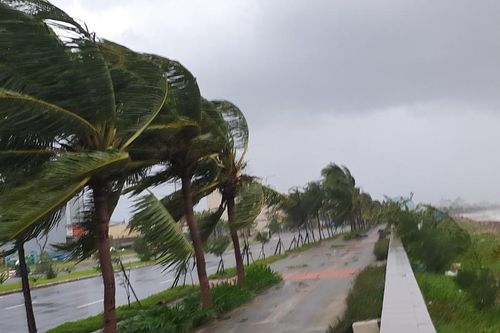 Chùm ảnh: Tác động 'mở màn' của bão số 9 tại Thành phố Đà Nẵng
