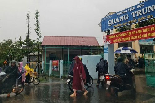 Nhiều địa phương cho học sinh nghỉ học tránh bão
