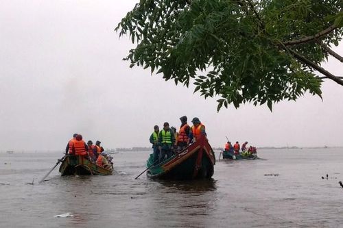 Quảng Bình khen thưởng các ngư dân cứu người trong lũ