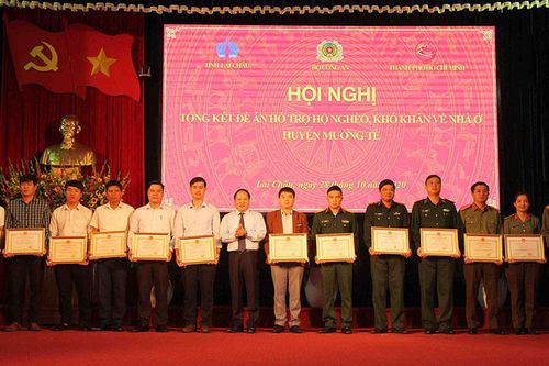 Dựng hơn 1.000 nhà ba cứng cho người nghèo ở Mường Tè