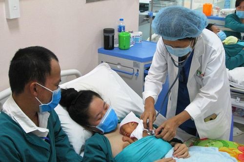 Cứu sống bé gái sinh non cân nặng 700 gram