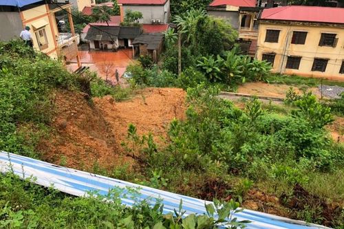 Di dời khẩn cấp Trường tiểu học Hòa Sơn trước nguy cơ lở núi