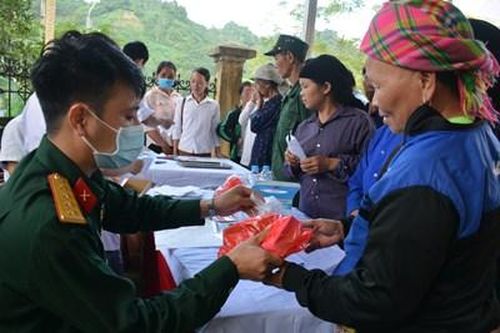 Học viện Quân y khám bệnh, cấp phát thuốc miễn phí tại huyện Na Hang, tỉnh Tuyên Quang