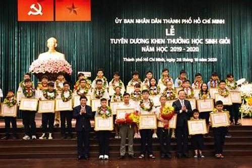 Tuyên dương, khen thưởng hơn 900 học sinh giỏi, đạt giải thưởng cao