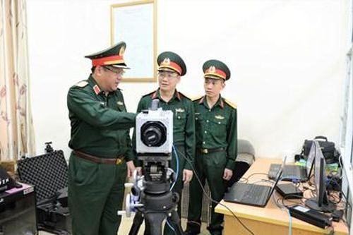 Phó đô đốc Phạm Hoài Nam kiểm tra, làm việc tại Viện Thuốc phóng Thuốc nổ