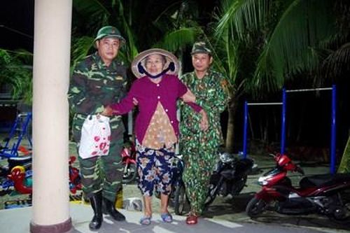 Quân dân sát cánh, đồng lòng chống bão