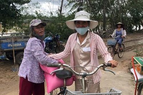 Ấm lòng bà con vùng lũ