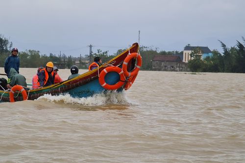 Quảng Bình: Thưởng nóng cho ngư dân cứu người trong lũ lụt