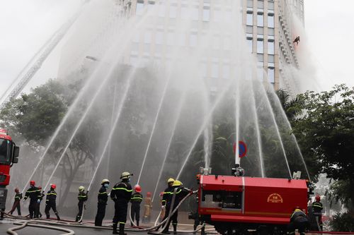 Hơn 2.350 người diễn tập chữa cháy tại tòa nhà cao tầng