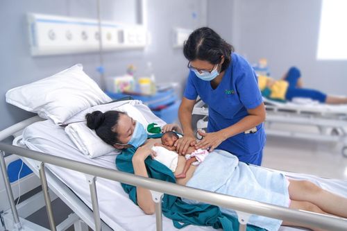 Cứu sống bé gái sinh non chỉ 700 gram bằng phương pháp Kangaroo