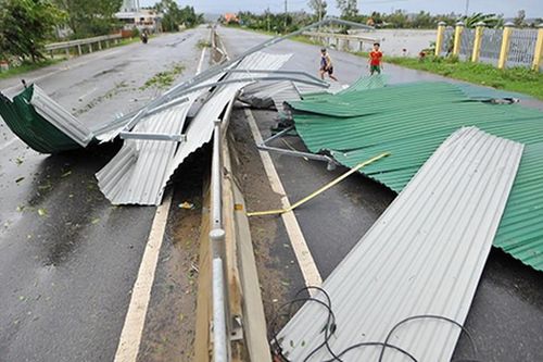 2 giờ 'giải cứu' quốc lộ 1 vì mái tôn bay khắp đường