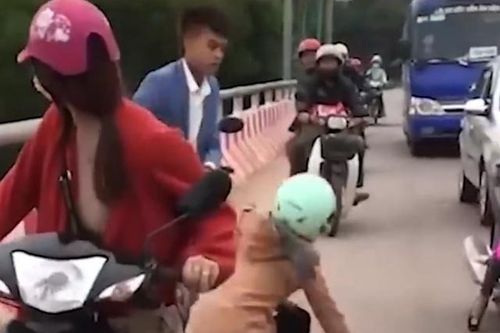 Clip: Nam thanh niên nhanh trí và cái giật tay cứu sống một mạng người