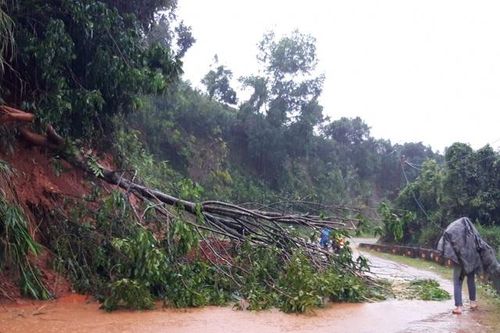 Kon Tum: Mưa lớn khiến nhiều khu vực bị cô lập, di dời hàng trăm người dân