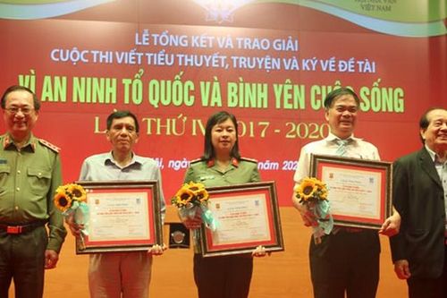 Trao giải cuộc thi viết về đề tài 'Vì an ninh Tổ quốc và bình yên cuộc sống'