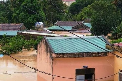 Mưa lớn, đường ngập sâu... 5 xã ở Kon Tum bị cô lập hoàn toàn