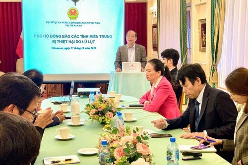 Đại sứ quán và cộng đồng người Việt tại Ba Lan quyên góp ủng hộ đồng bào miền Trung bị lũ lụt