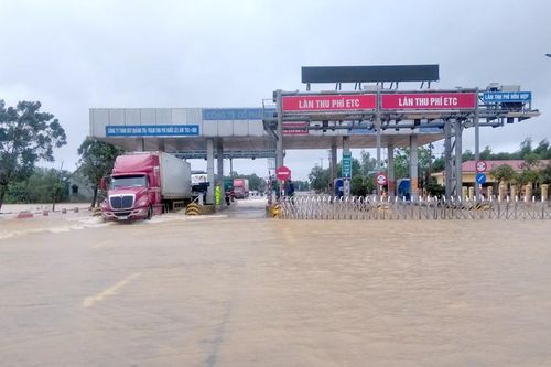 Đóng trạm thu phí nếu ngập, miễn phí đường cho xe chở hàng cứu trợ