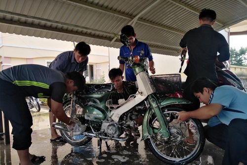 Đoàn viên thanh niên 'xứ Dừa' rửa xe gây quỹ ủng hộ đồng bào miền Trung