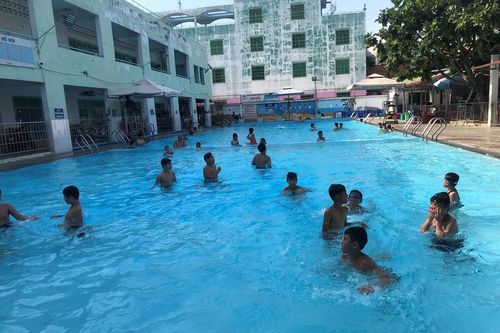 Nam sinh 14 tuổi phù phổi, hôn mê do bị bạn nhấn nước khi đi bơi