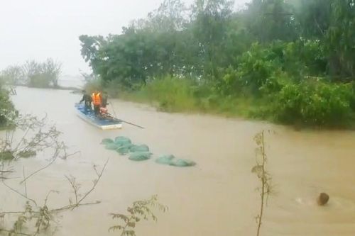 Cận cảnh muôn kiểu tuồn hàng lậu qua biên giới mùa nước nổi