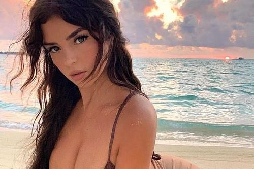 Mẫu nội y Demi Rose khoe body 'phồn thực' khiến cánh mày râu 'chao đảo'