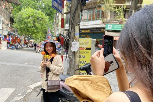 Phố Hàng Mã đồ chơi càng kinh dị càng đắt khách dịp Halloween