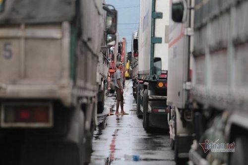 Quốc lộ qua tâm bão số 9 bị phong tỏa, nghìn xe tắt máy 'ngủ' giữa đường