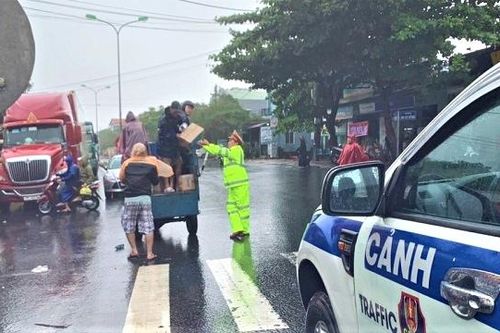 QL 1A ùn tắc hàng trăm xe do bão số 9, CSGT mang cơm miễn phí cho tài xế